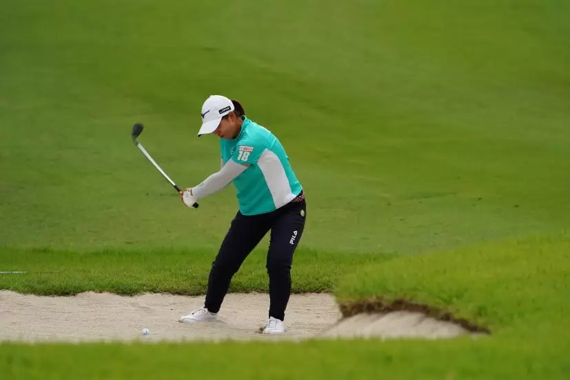 西郷真央のバンカーショット連続写真【2021年アース・モンダミンカップ・R4】