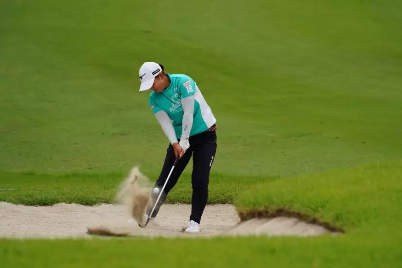 西郷真央のバンカーショット連続写真【2021年アース・モンダミンカップ・R4】