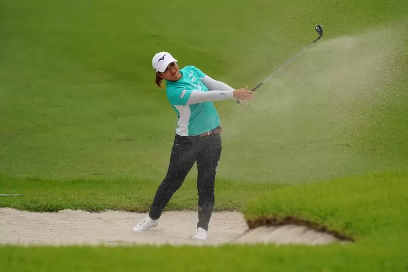 西郷真央のバンカーショット連続写真【2021年アース・モンダミンカップ・R4】