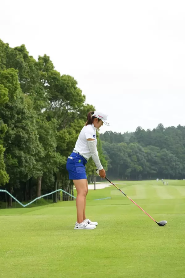 稲見萌寧のドライバー連続写真【2021年アース・モンダミンカップ・R1】（2021年）