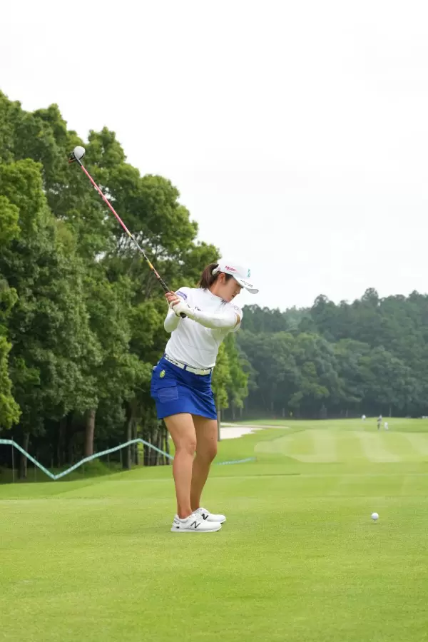 稲見萌寧のドライバー連続写真【2021年アース・モンダミンカップ・R1】（2021年）