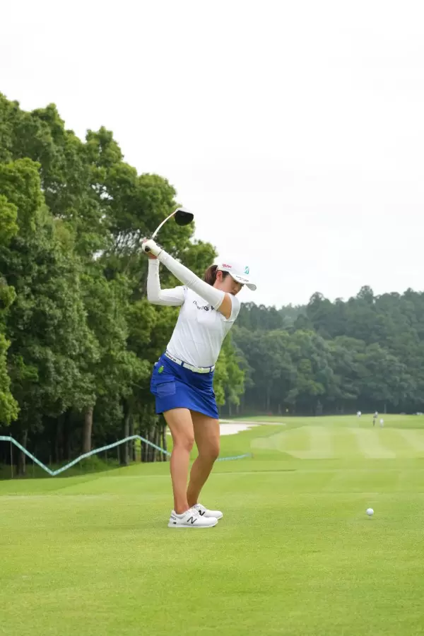 稲見萌寧のドライバー連続写真【2021年アース・モンダミンカップ・R1】（2021年）