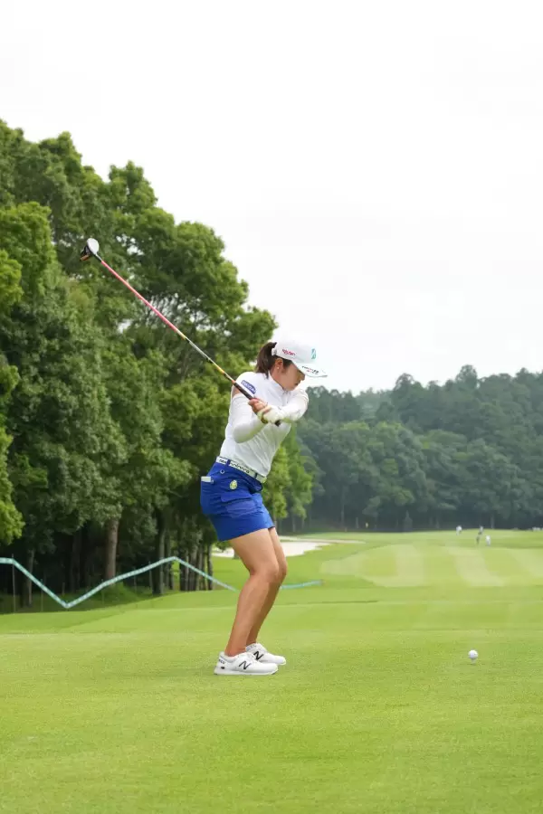 稲見萌寧のドライバー連続写真【2021年アース・モンダミンカップ・R1】（2021年）