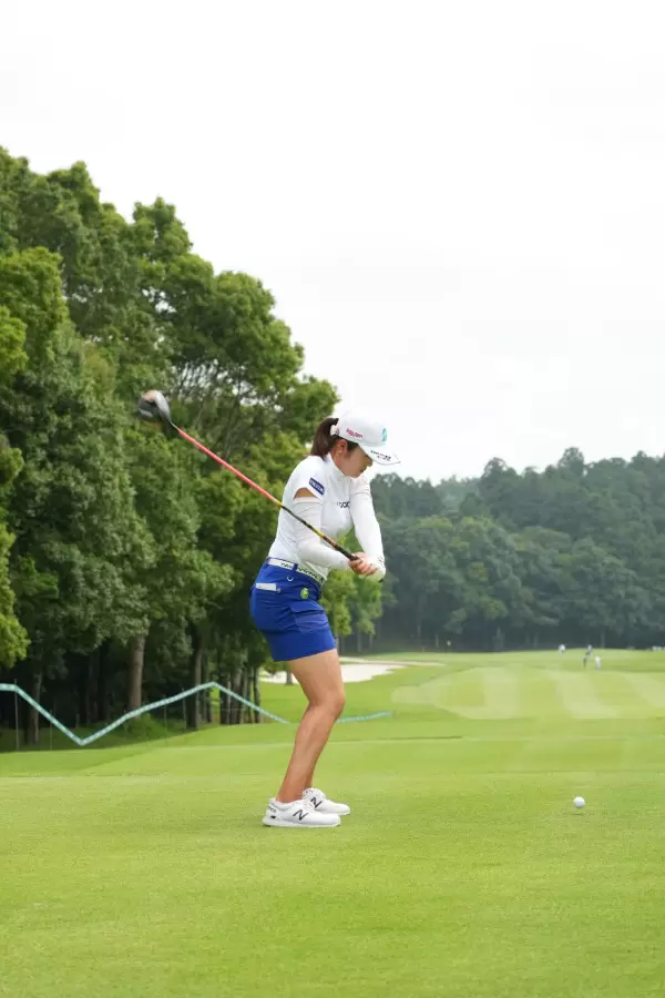 稲見萌寧のドライバー連続写真【2021年アース・モンダミンカップ・R1】（2021年）