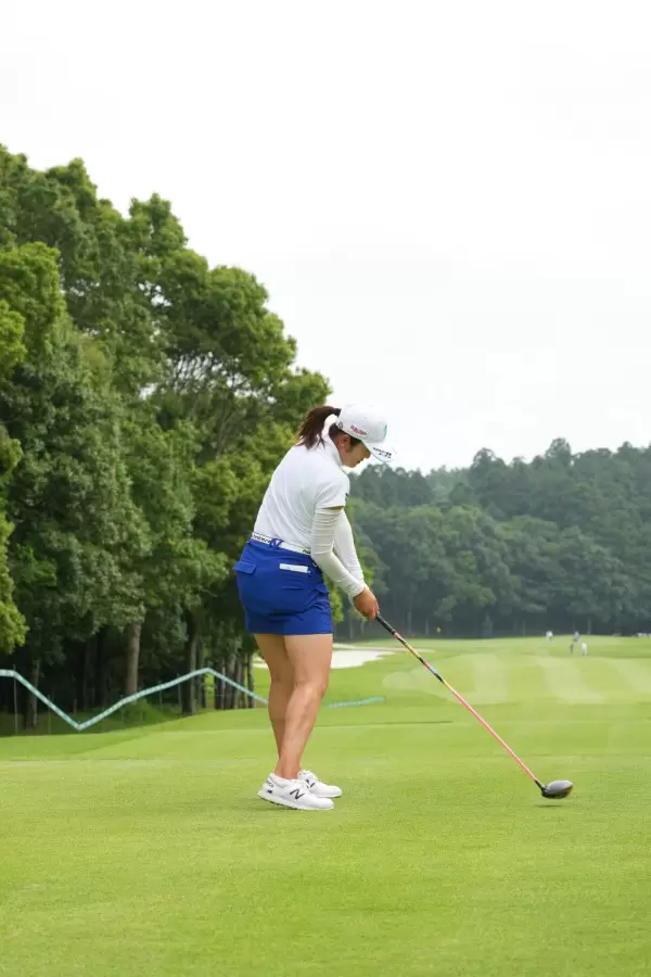 稲見萌寧のドライバー連続写真【2021年アース・モンダミンカップ・R1】（2021年）