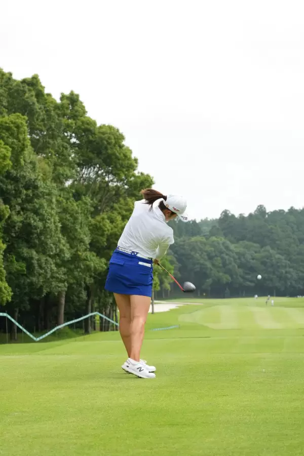 稲見萌寧のドライバー連続写真【2021年アース・モンダミンカップ・R1】（2021年）