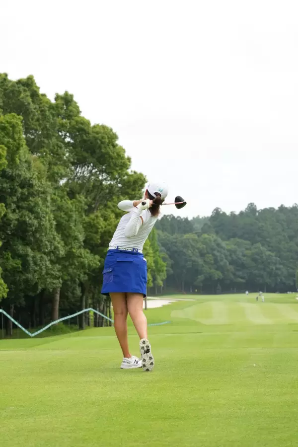 稲見萌寧のドライバー連続写真【2021年アース・モンダミンカップ・R1】（2021年）