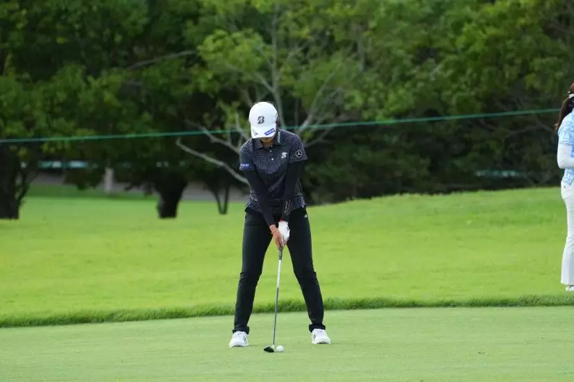 稲見萌寧のフェアウェイウッド連続写真【2021年アース・モンダミンカップ・R1】（2021年）