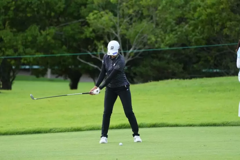 稲見萌寧のフェアウェイウッド連続写真【2021年アース・モンダミンカップ・R1】（2021年）