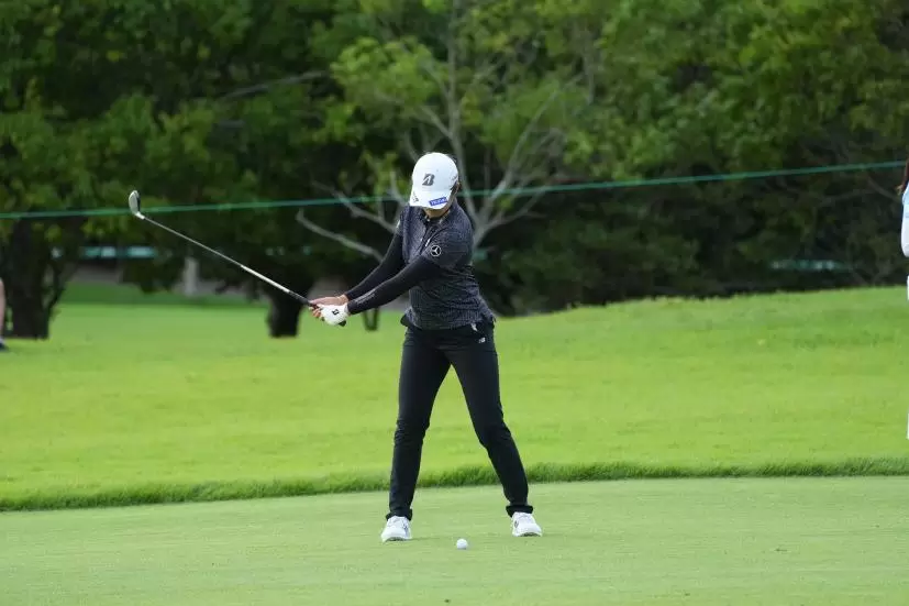 稲見萌寧のフェアウェイウッド連続写真【2021年アース・モンダミンカップ・R1】（2021年）
