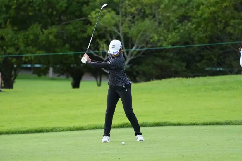 稲見萌寧のフェアウェイウッド連続写真【2021年アース・モンダミンカップ・R1】（2021年）