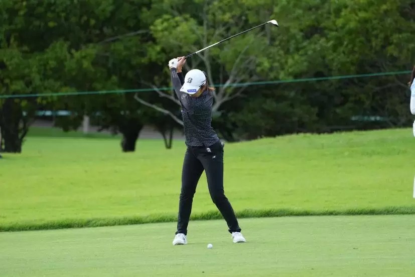 稲見萌寧のフェアウェイウッド連続写真【2021年アース・モンダミンカップ・R1】（2021年）