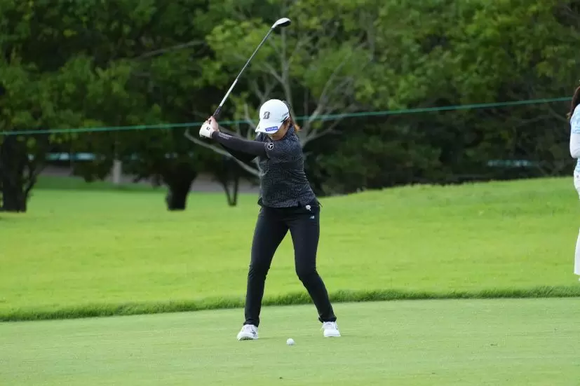 稲見萌寧のフェアウェイウッド連続写真【2021年アース・モンダミンカップ・R1】（2021年）