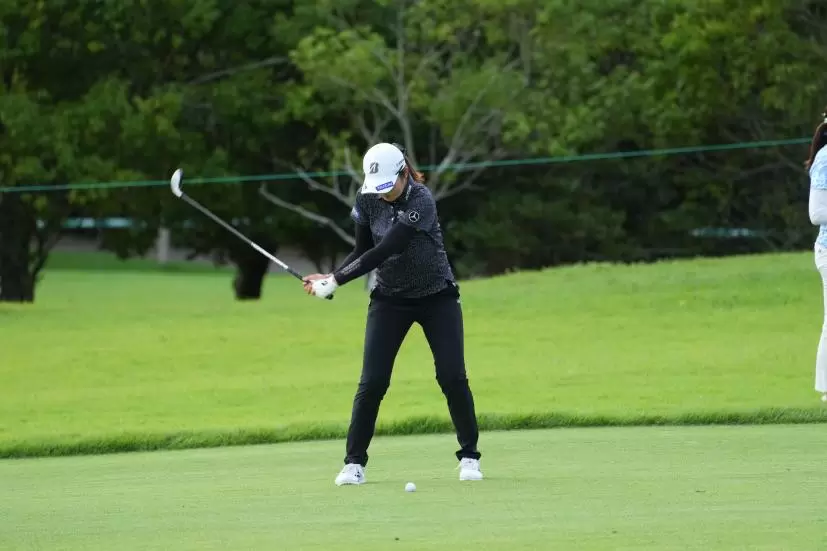 稲見萌寧のフェアウェイウッド連続写真【2021年アース・モンダミンカップ・R1】（2021年）