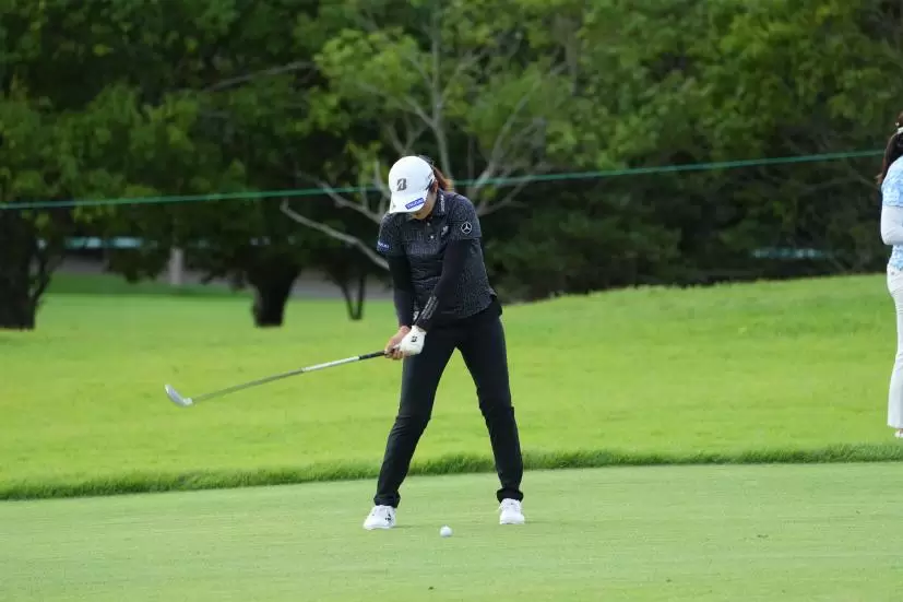 稲見萌寧のフェアウェイウッド連続写真【2021年アース・モンダミンカップ・R1】（2021年）