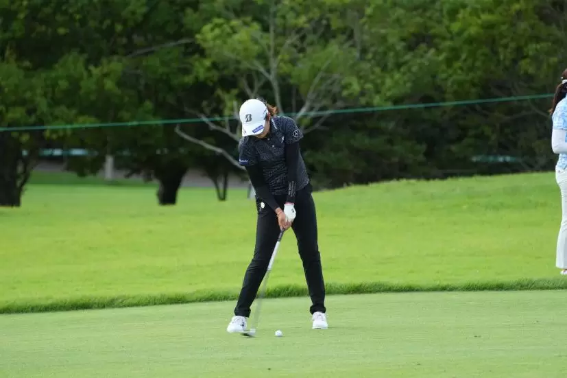 稲見萌寧のフェアウェイウッド連続写真【2021年アース・モンダミンカップ・R1】（2021年）