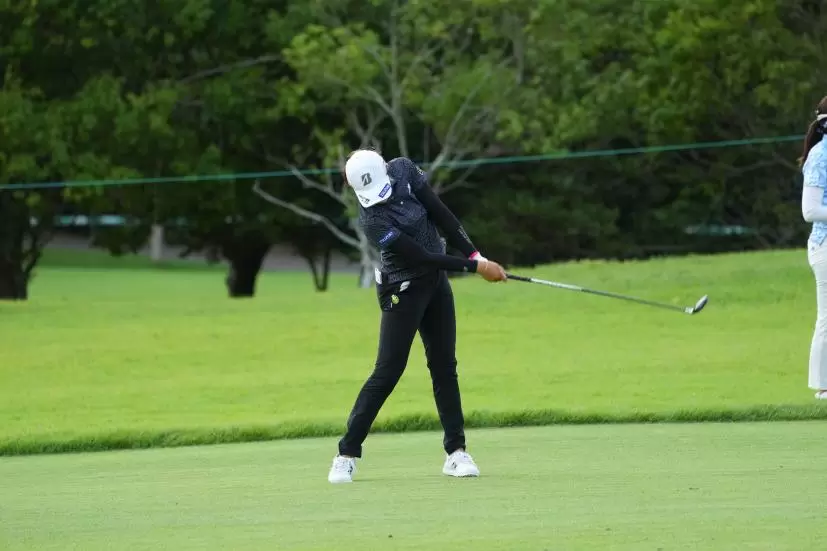 稲見萌寧のフェアウェイウッド連続写真【2021年アース・モンダミンカップ・R1】（2021年）