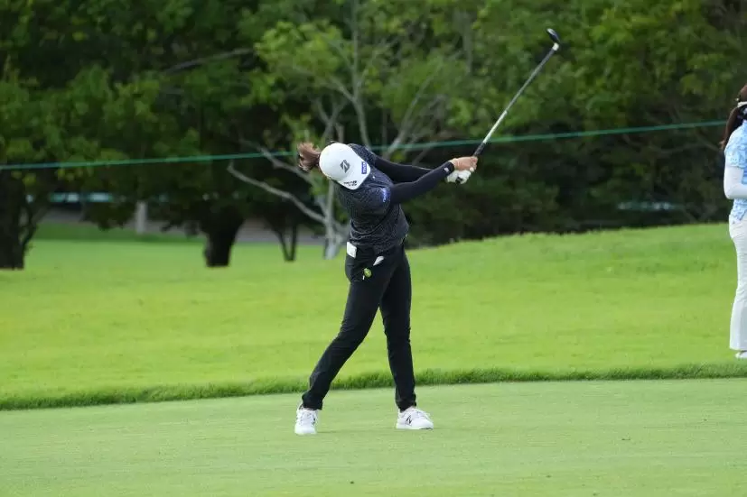 稲見萌寧のフェアウェイウッド連続写真【2021年アース・モンダミンカップ・R1】（2021年）