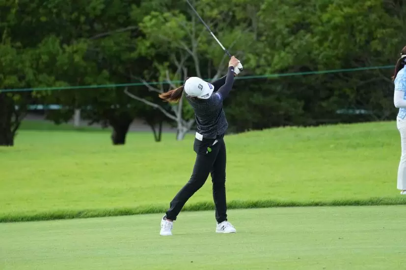 稲見萌寧のフェアウェイウッド連続写真【2021年アース・モンダミンカップ・R1】（2021年）
