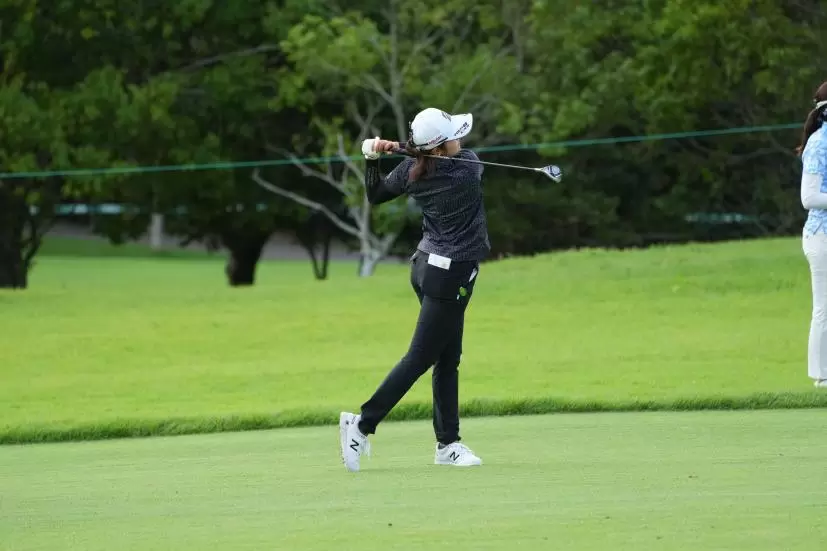 稲見萌寧のフェアウェイウッド連続写真【2021年アース・モンダミンカップ・R1】（2021年）