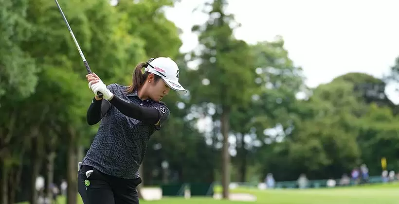 稲見萌寧のフェアウェイウッドスイング連続写真【2021年アース・モンダミンカップ・R1】（2021年）