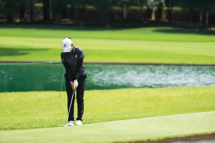 稲見萌寧のアプローチショット連続写真【2021年アース・モンダミンカップ・R1】（2021年）