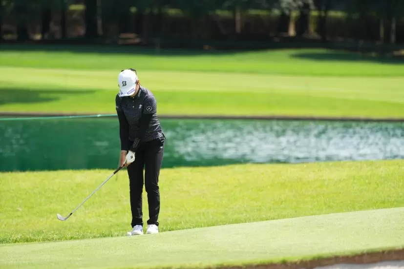 稲見萌寧のアプローチショット連続写真【2021年アース・モンダミンカップ・R1】（2021年）