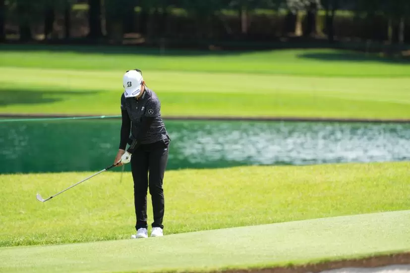 稲見萌寧のアプローチショット連続写真【2021年アース・モンダミンカップ・R1】（2021年）
