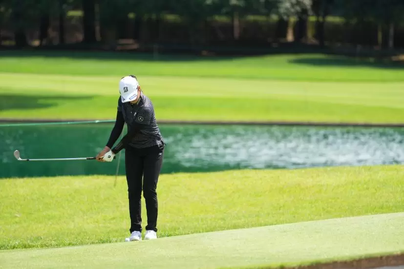 稲見萌寧のアプローチショット連続写真【2021年アース・モンダミンカップ・R1】（2021年）