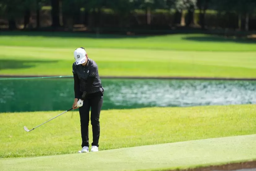 稲見萌寧のアプローチショット連続写真【2021年アース・モンダミンカップ・R1】（2021年）
