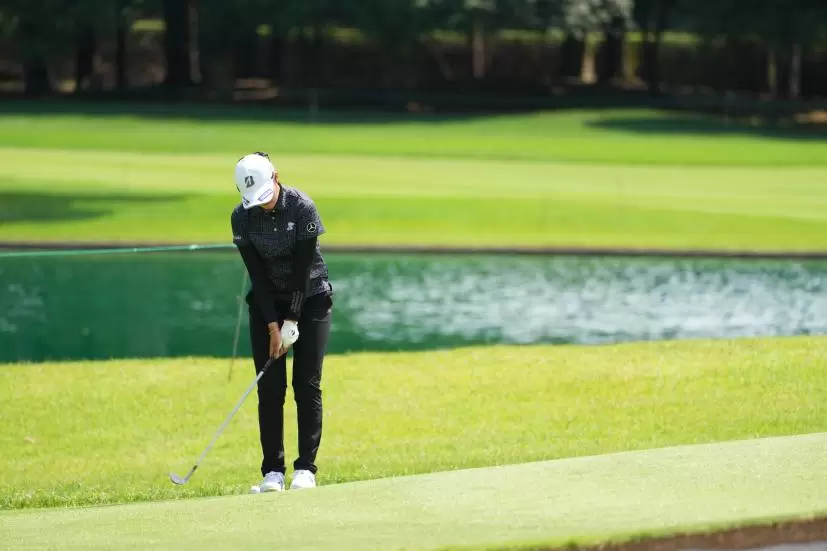 稲見萌寧のアプローチショット連続写真【2021年アース・モンダミンカップ・R1】（2021年）