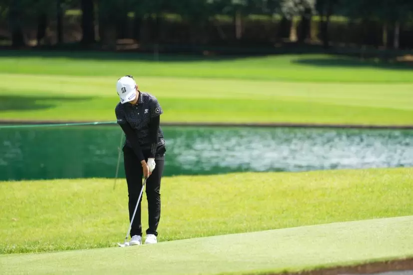 稲見萌寧のアプローチショット連続写真【2021年アース・モンダミンカップ・R1】（2021年）