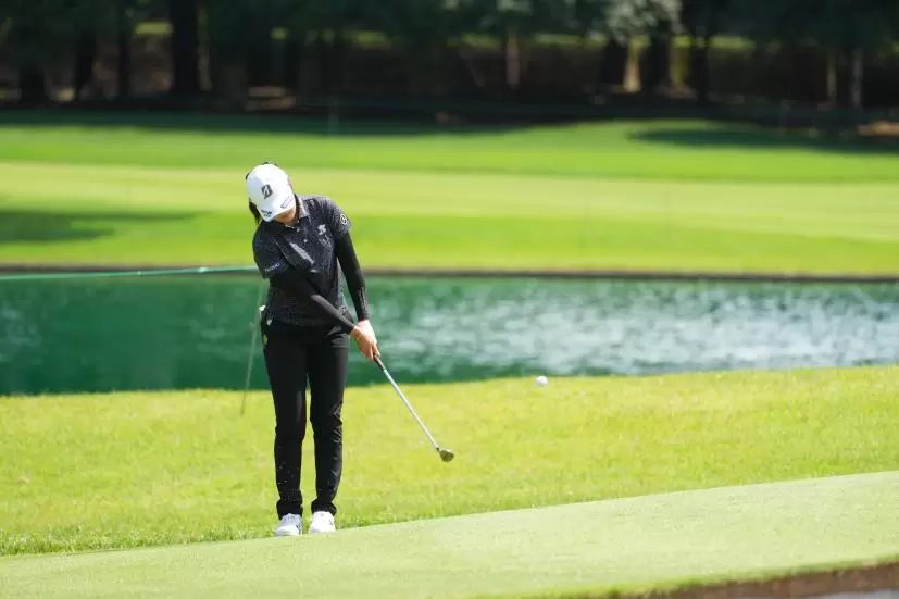 稲見萌寧のアプローチショット連続写真【2021年アース・モンダミンカップ・R1】（2021年）