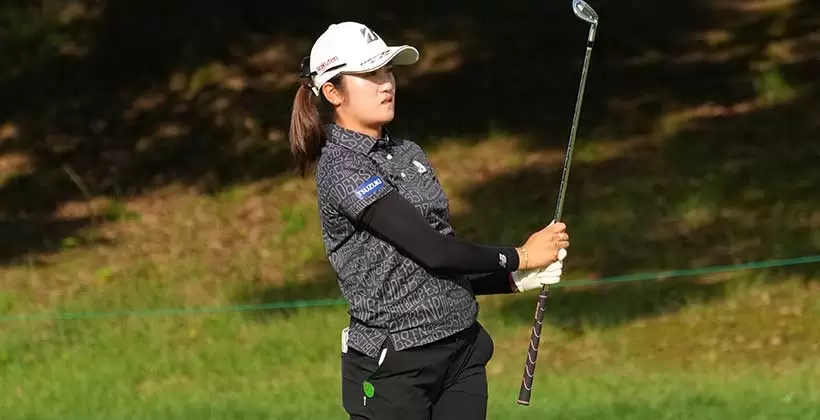 稲見萌寧のアプローチスイング連続写真【2021年アース・モンダミンカップ・R1】（2021年）