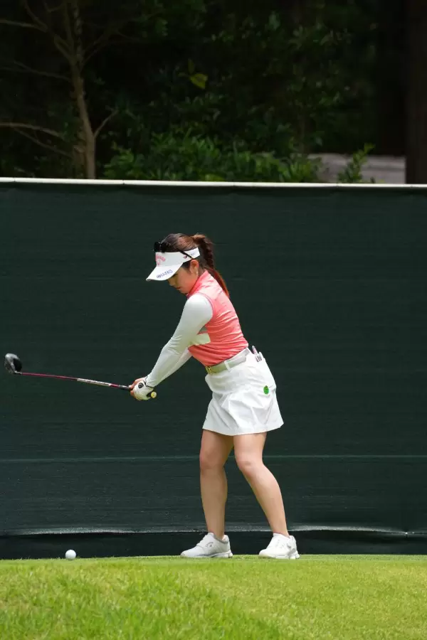 西村優菜のフェアウェイウッド連続写真【2021年アース・モンダミンカップ・R3】（2021年）