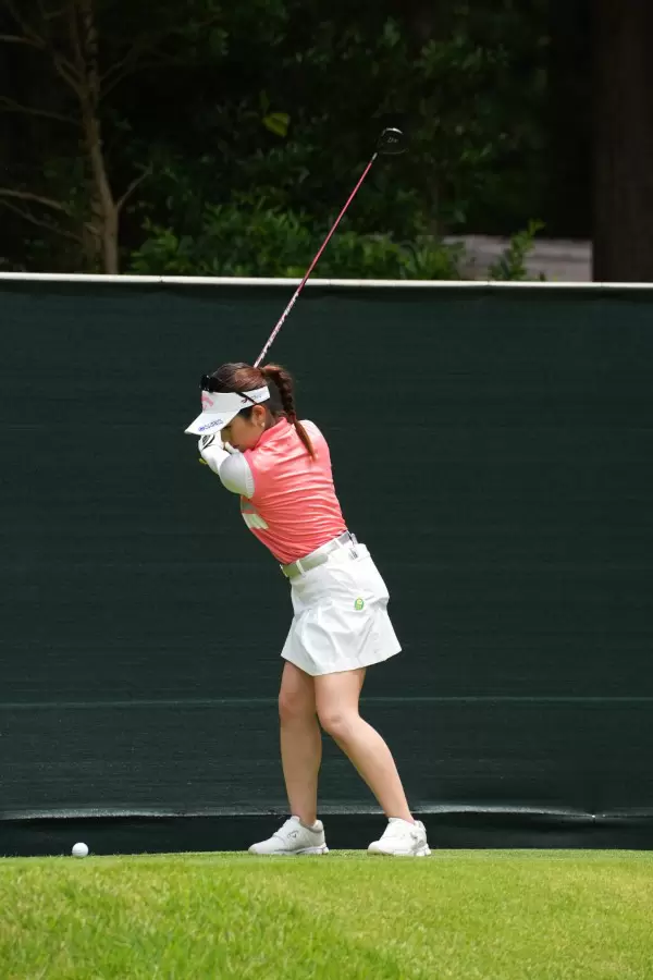 西村優菜のフェアウェイウッド連続写真【2021年アース・モンダミンカップ・R3】（2021年）