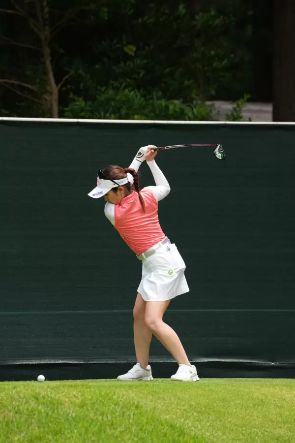 西村優菜のフェアウェイウッド連続写真【2021年アース・モンダミンカップ・R3】（2021年）