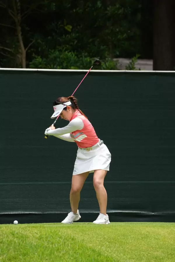 西村優菜のフェアウェイウッド連続写真【2021年アース・モンダミンカップ・R3】（2021年）