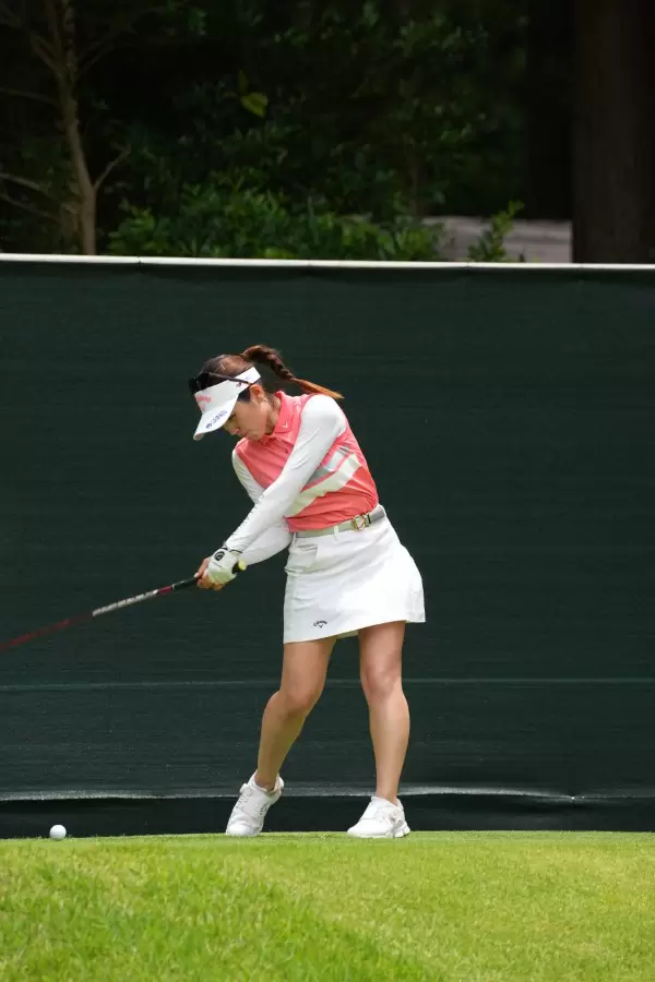 西村優菜のフェアウェイウッド連続写真【2021年アース・モンダミンカップ・R3】（2021年）