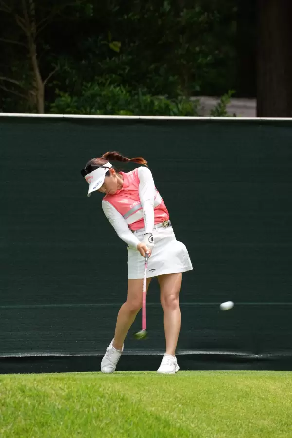 西村優菜のフェアウェイウッド連続写真【2021年アース・モンダミンカップ・R3】（2021年）