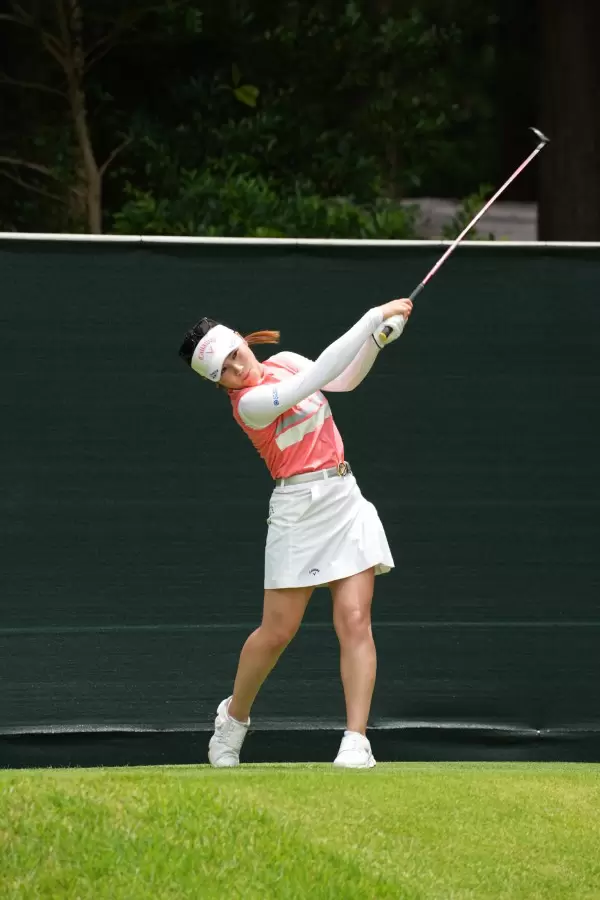 西村優菜のフェアウェイウッド連続写真【2021年アース・モンダミンカップ・R3】（2021年）