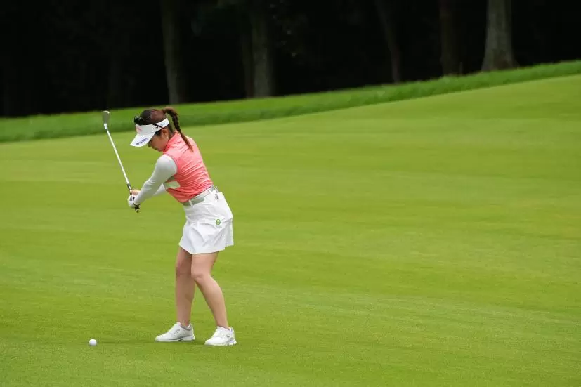 西村優菜のアイアン連続写真【2021年アース・モンダミンカップ・R3】（2021年）