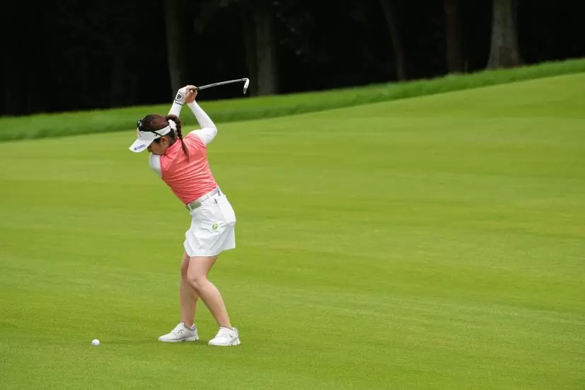 西村優菜のアイアン連続写真【2021年アース・モンダミンカップ・R3】（2021年）