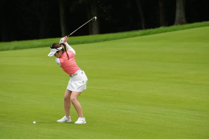 西村優菜のアイアン連続写真【2021年アース・モンダミンカップ・R3】（2021年）