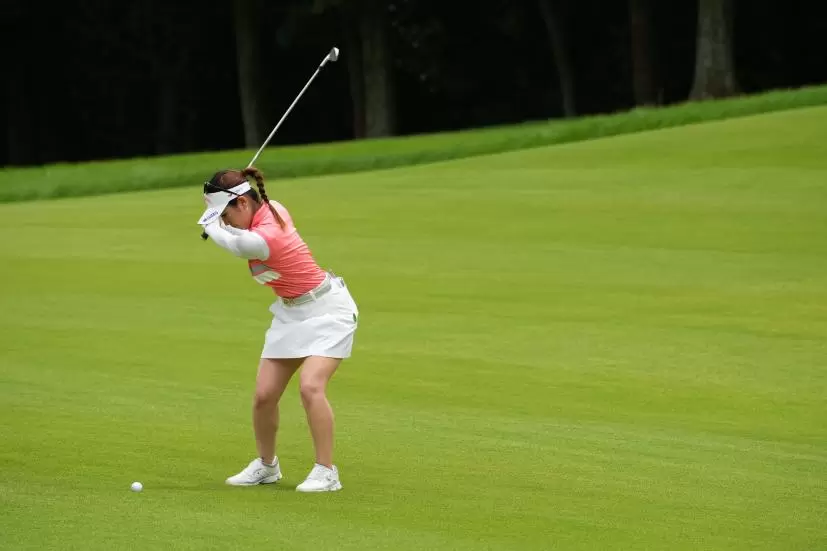 西村優菜のアイアン連続写真【2021年アース・モンダミンカップ・R3】（2021年）