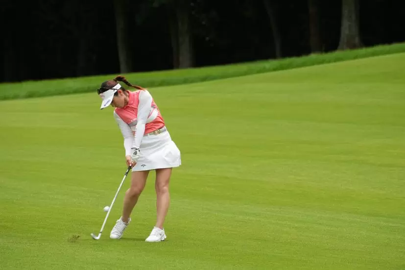 西村優菜のアイアン連続写真【2021年アース・モンダミンカップ・R3】（2021年）