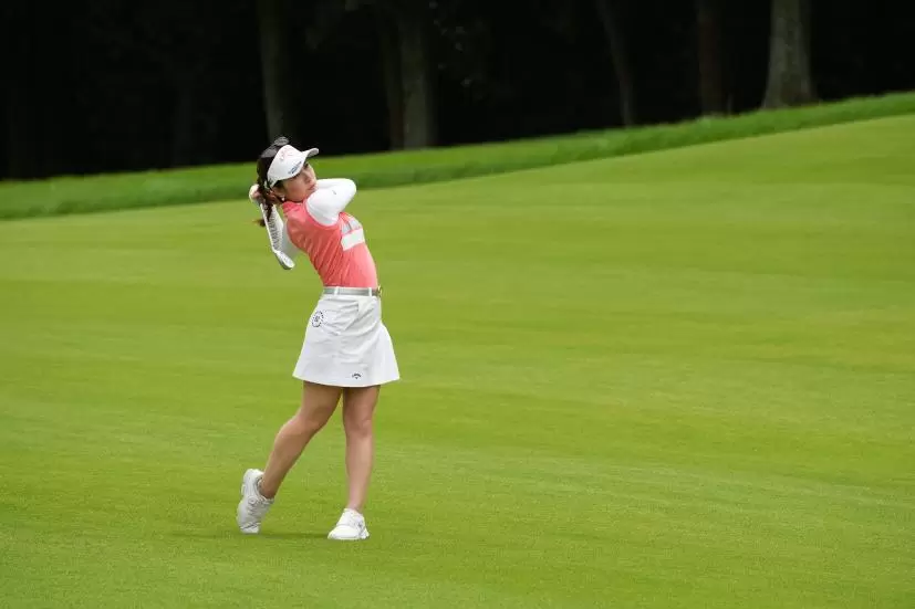 西村優菜のアイアン連続写真【2021年アース・モンダミンカップ・R3】（2021年）