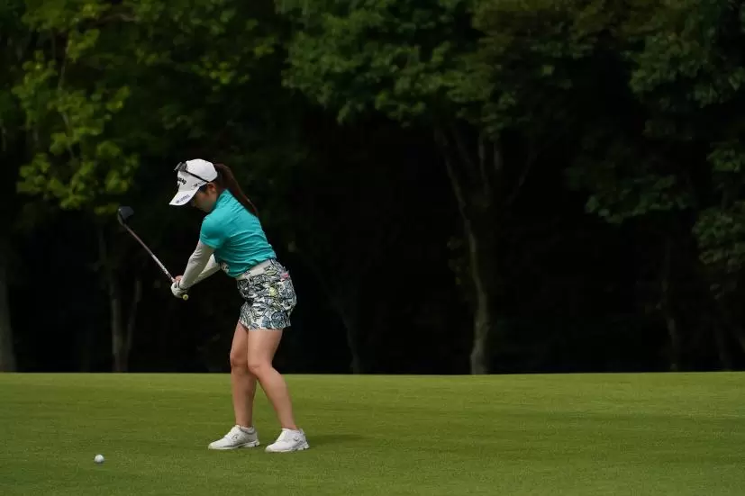 西村優菜のフェアウェイウッド連続写真【2021年アース・モンダミンカップ・R4】（2021年）