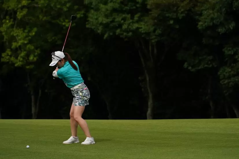 西村優菜のフェアウェイウッド連続写真【2021年アース・モンダミンカップ・R4】（2021年）