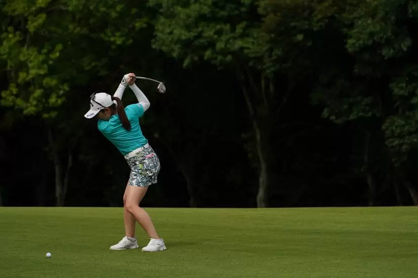 西村優菜のフェアウェイウッド連続写真【2021年アース・モンダミンカップ・R4】（2021年）